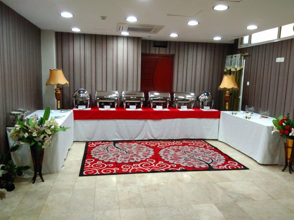 Pioneer Hotel Apartments Маскат Екстериор снимка