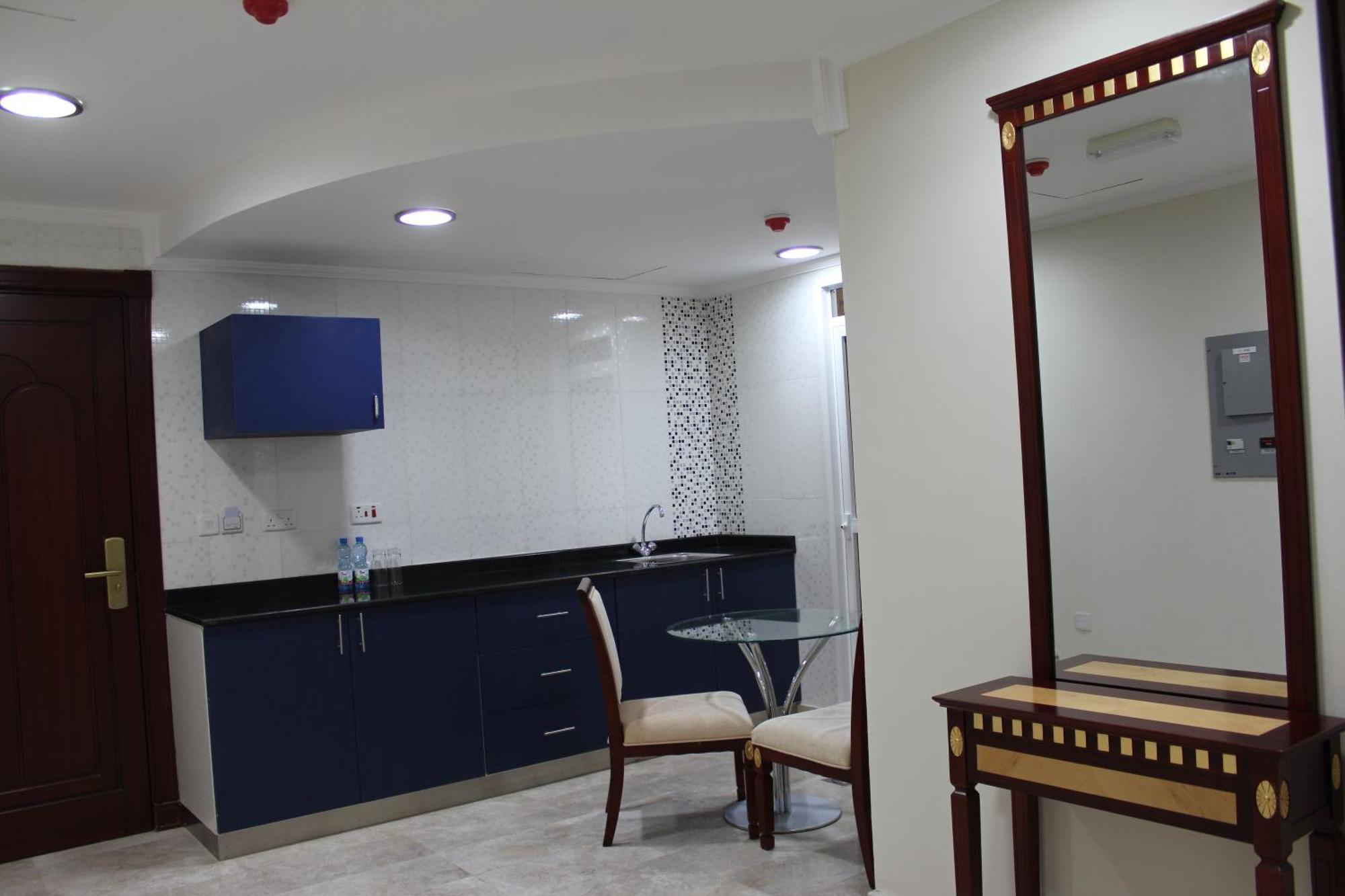 Pioneer Hotel Apartments Маскат Екстериор снимка