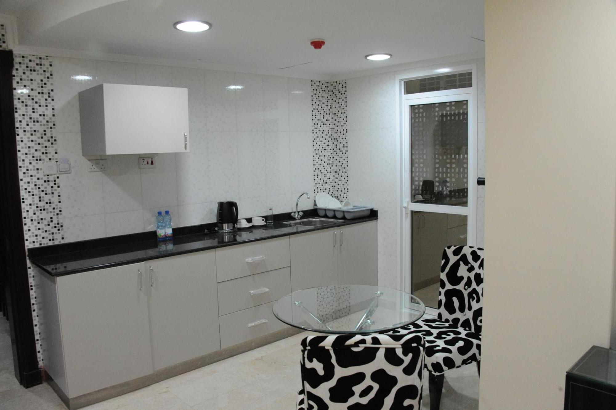 Pioneer Hotel Apartments Маскат Екстериор снимка