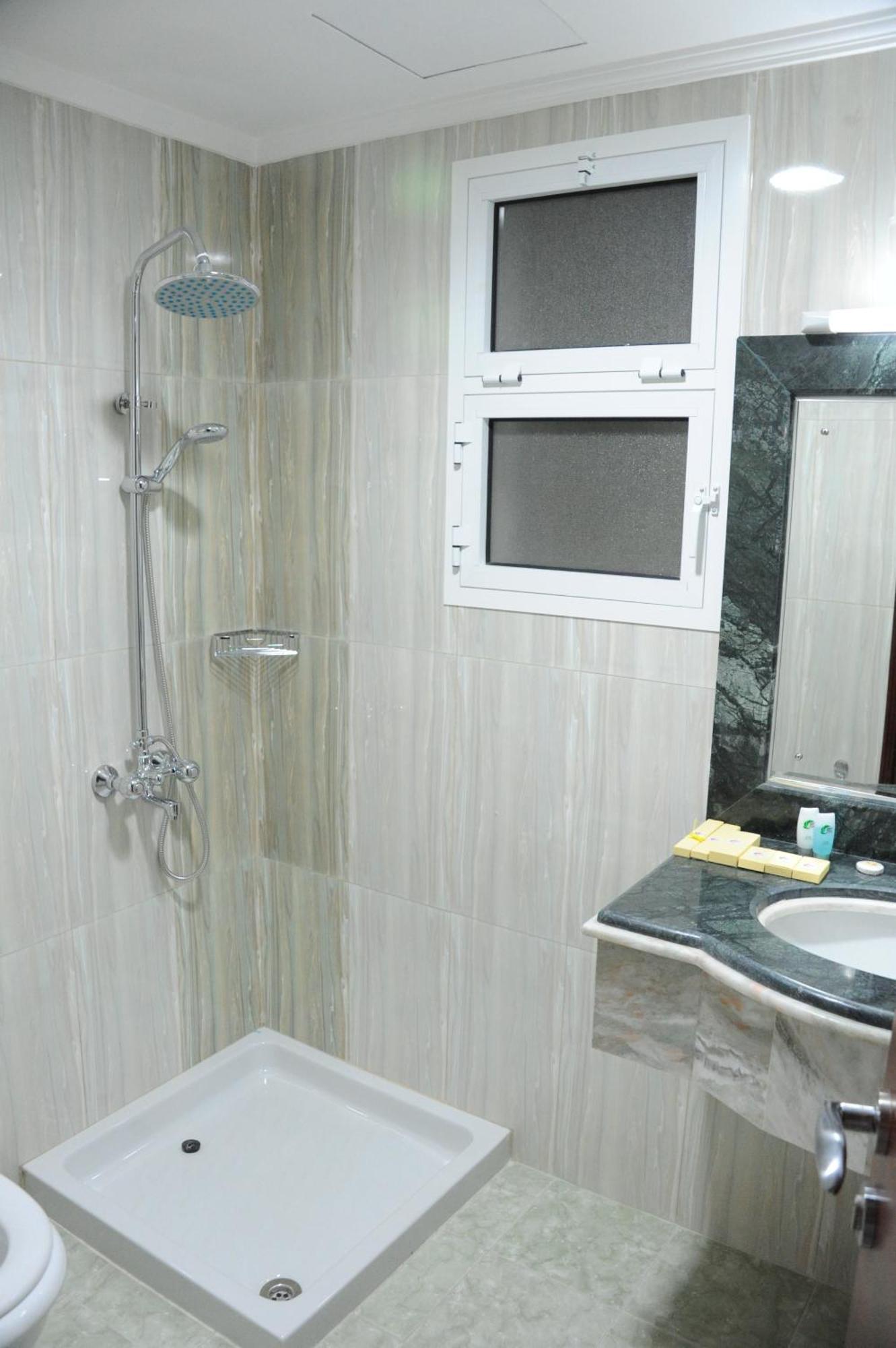 Pioneer Hotel Apartments Маскат Екстериор снимка