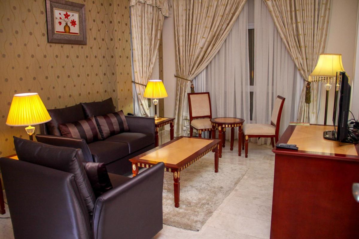 Pioneer Hotel Apartments Маскат Екстериор снимка