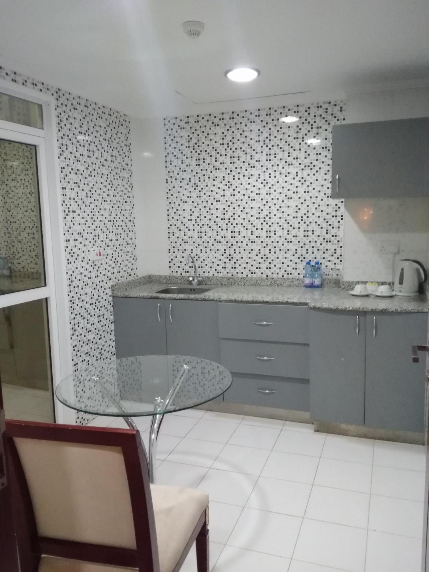 Pioneer Hotel Apartments Маскат Екстериор снимка