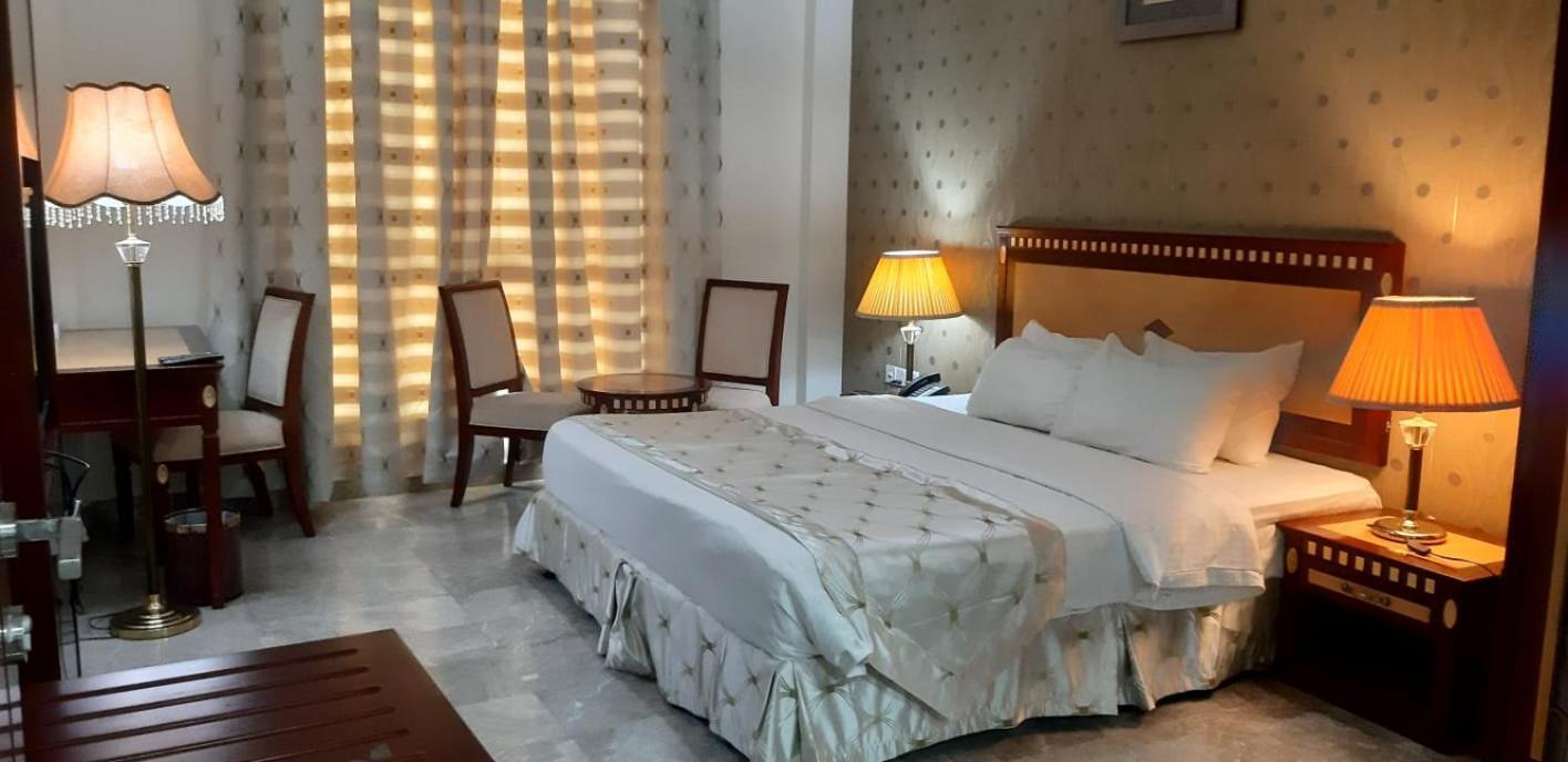 Pioneer Hotel Apartments Маскат Екстериор снимка