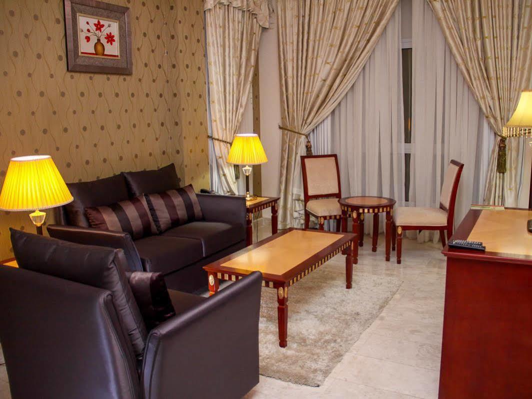 Pioneer Hotel Apartments Маскат Екстериор снимка